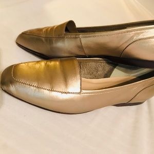 Enzo Angiolini gold leather loafers 6M